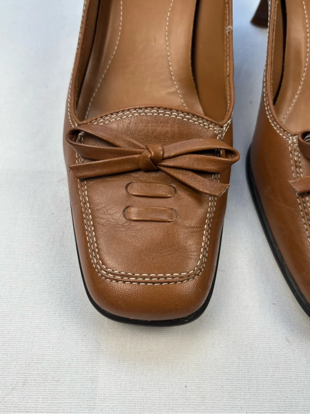 AEROSOLES Petunia Brown Leather Pumps Size 8.5 Kitten Heel Square Toe with Bow